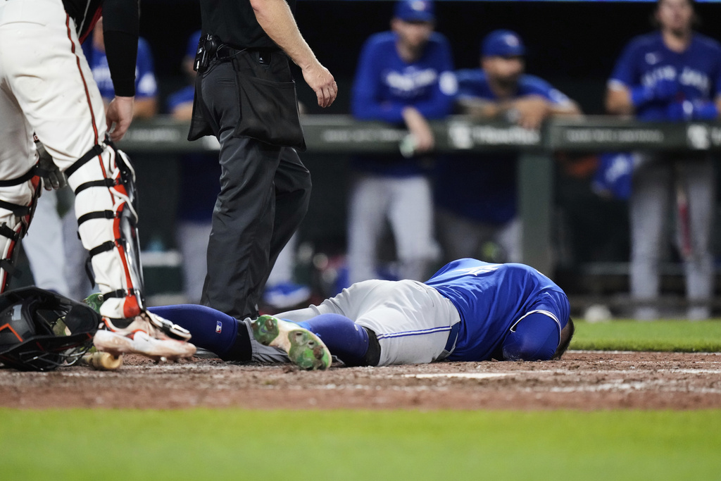 MLB／154公里火球直擊頭盔發出巨響！ 藍鳥春天哥當場倒地無法起身