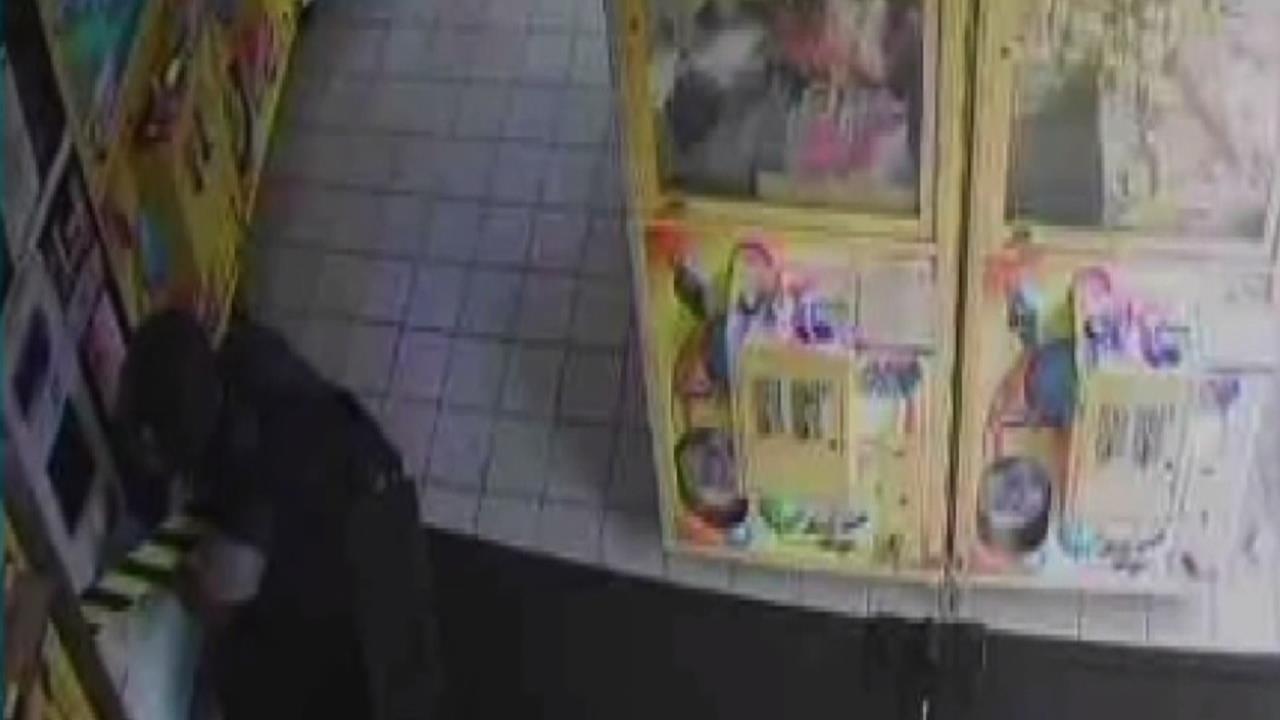 賊星該敗!紫南宮周遭娃娃機店行竊 小偷沒發現「員警就在後面」被逮