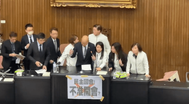 快新聞／藍綠激烈衝突！韓國瑜進議場內準備開會　邱議瑩向他潑水瞬間畫面曝