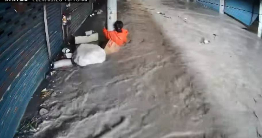 有沒有人能救救我媽！馬太鞍溪堰塞湖溢流　光復市場婦人緊抱柱子畫面曝