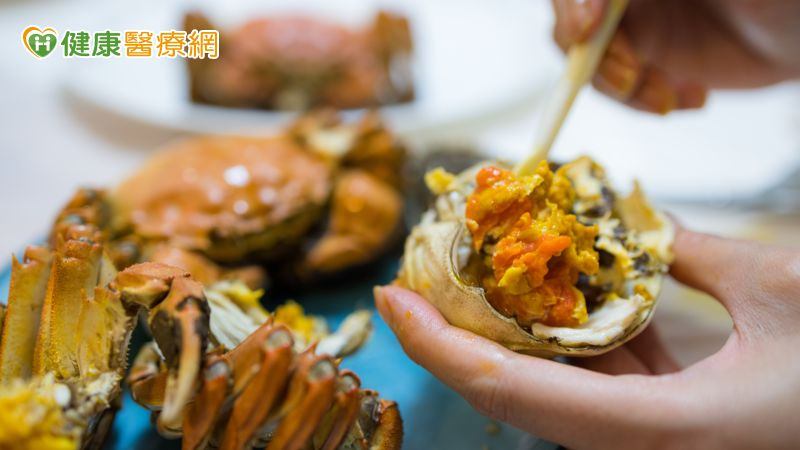 秋蟹肥貪吃竟『腫』到不成人形!醫:需核對健保卡才知同一人