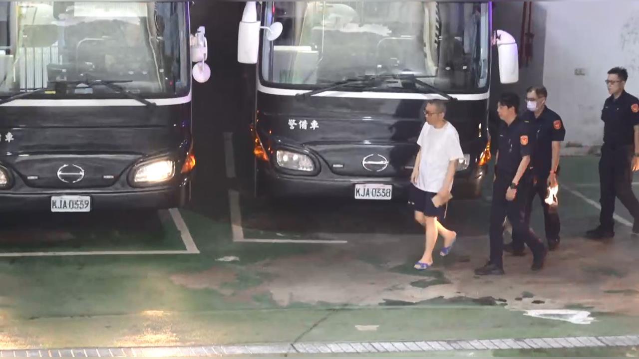 快新聞/柯文哲白T短褲現身!法警戒護進北院 小草狂喊:阿北平安回家
