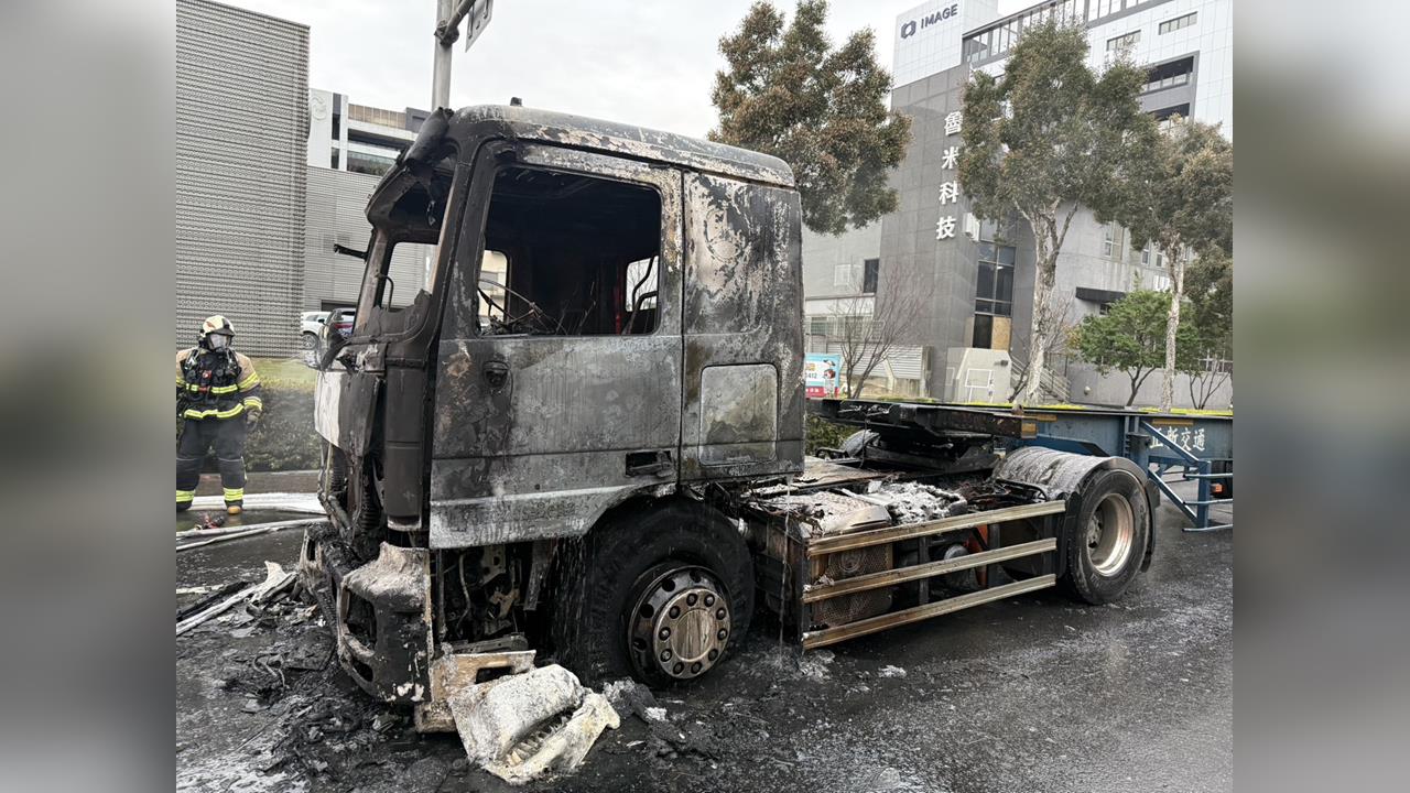 桃園中壢聯結車起火整輛車燒毀　國1南下回堵數公里