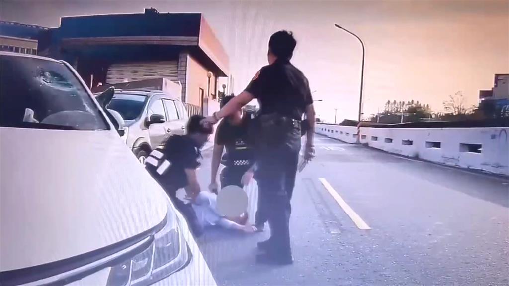 拒下車還衝撞警方！　員警破窗逮車手多人遭玻璃割傷