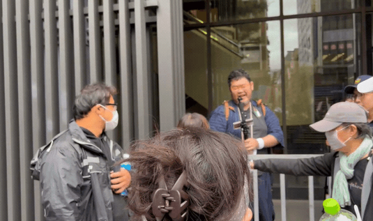 獨家／民眾黨說好的「反霸凌」遊行？四叉貓遭小草踹嚇到發抖　現場畫面曝光