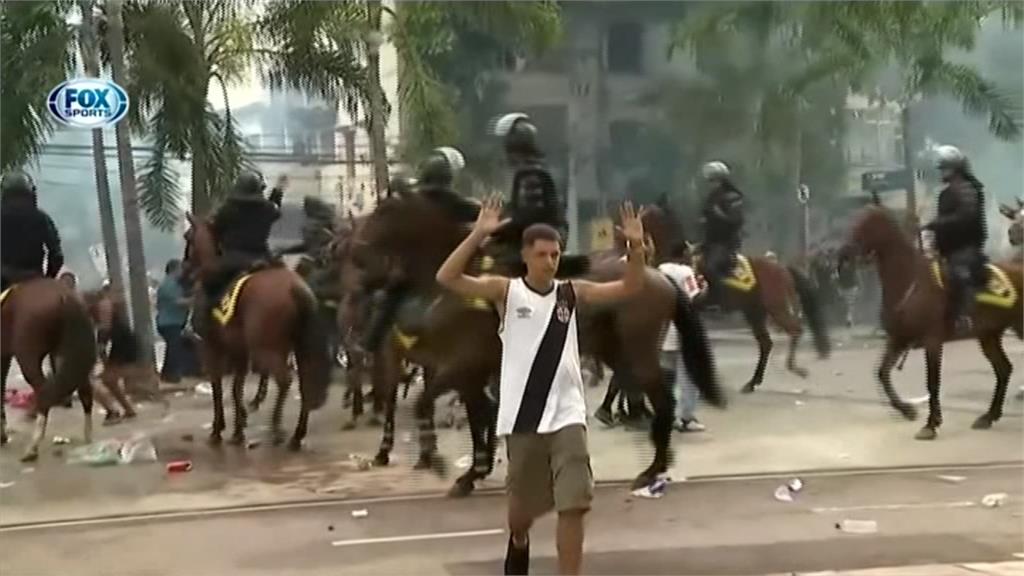 里約足球賽禁觀眾入場 球迷與警爆衝突