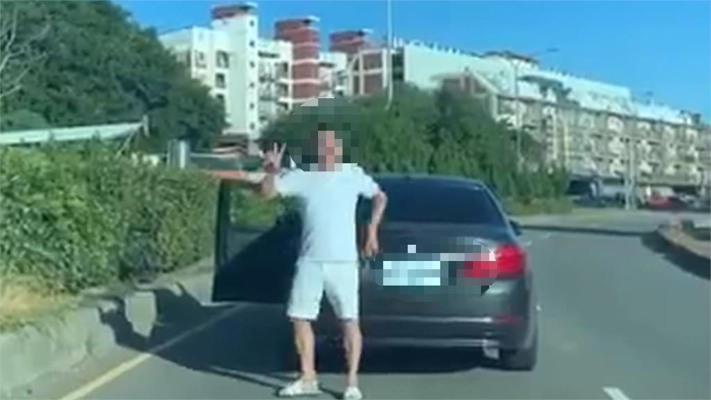 誇張！沿路逼車險撞　男突路中下車「插腰比YA」