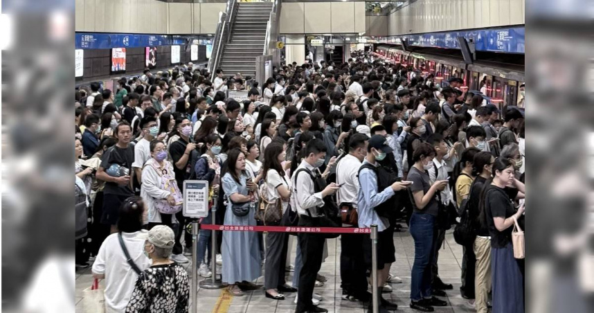 北捷調2班次江子翠發車！新埔站可怕人潮曝　網譏「台北最high上班城」