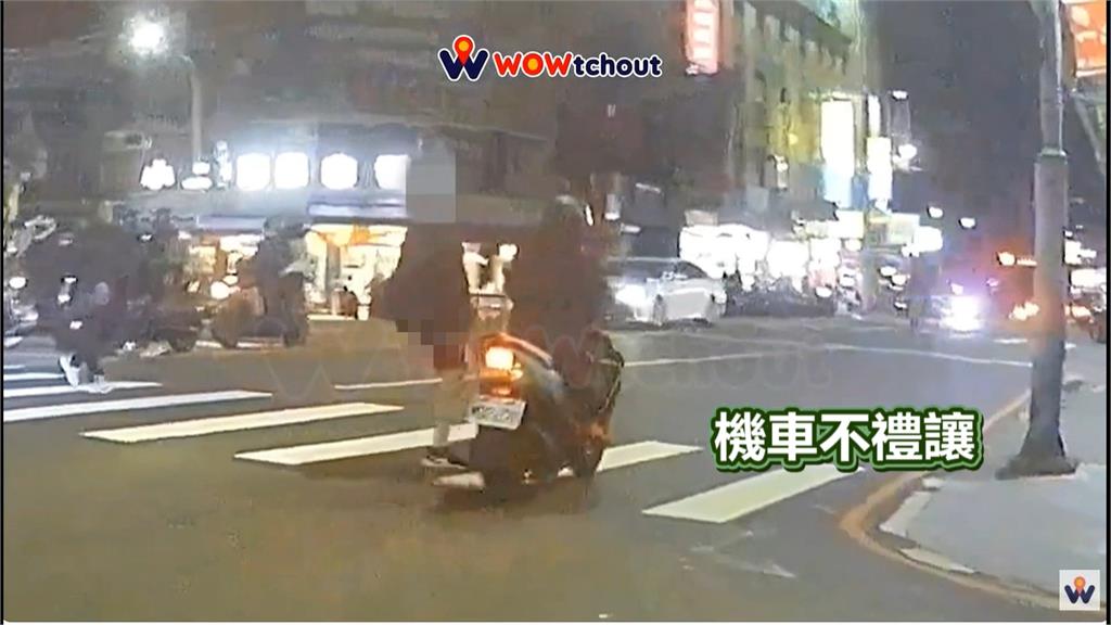騎士右轉未禮讓行人　男子氣到踹車反而跌倒