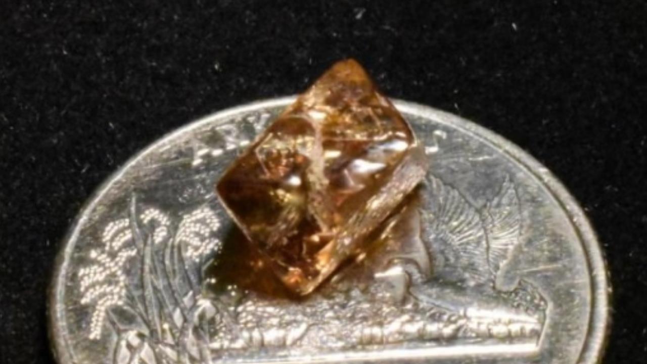 他隨手撿「糖果紙」驚覺是3.81克拉大鑽石！園方曝1關鍵因素：4月是…