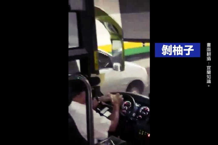擋不住的「柚」惑！客運司機邊開邊吃乘客驚
