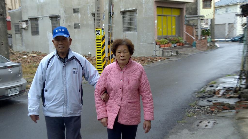 80歲老嫗被公車司機強拉下車 步行6公里返家