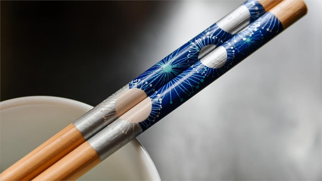 「這材質筷子」比馬桶蓋骯髒7倍！網秒改用「免洗筷」醫搖頭：選它更好