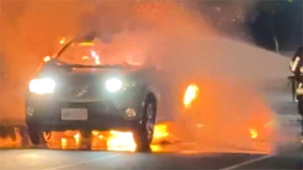 國民黨議員開車途中「突火燒車」急跳車!座車燒成火球「剩骨架」驚險畫面曝