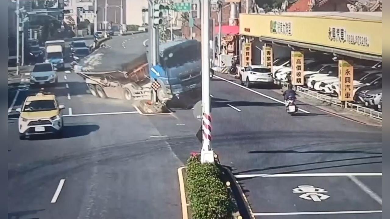 疑打瞌睡釀禍！　曳引車猛撞分隔島　　猛撞中古車行損失逾3百多萬