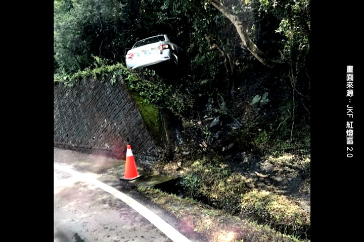 超驚險！疑過彎沒減速 車神奇卡4米高邊坡