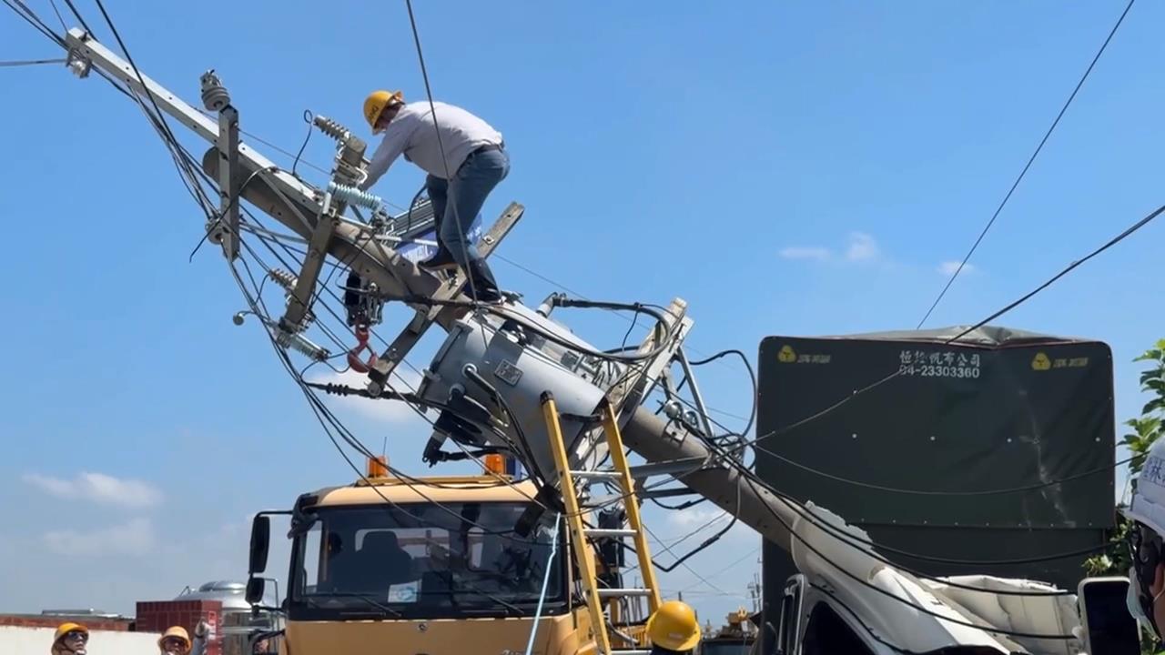 大貨車不明原因自撞電桿　駕駛受困1小時送醫仍不治