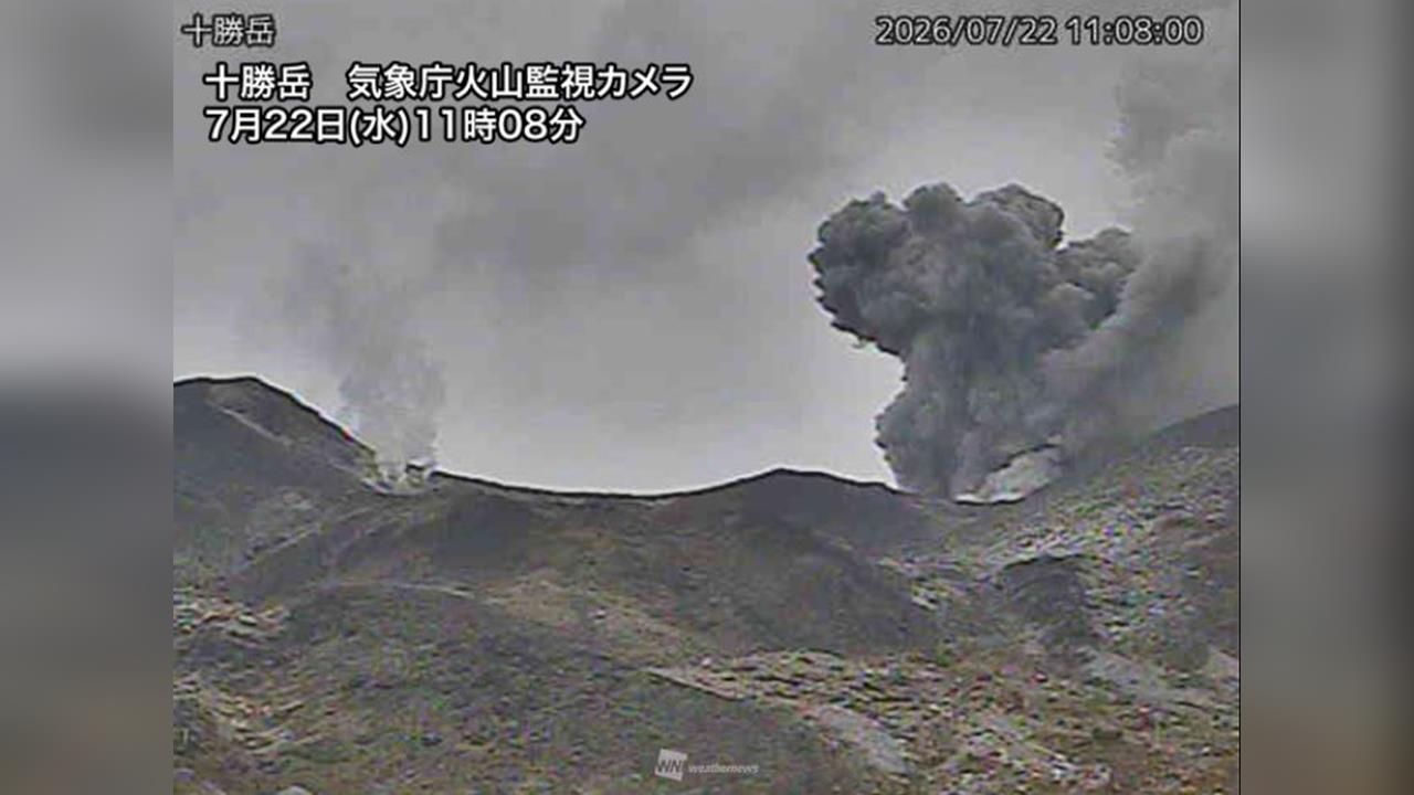 北海道十勝岳火山噴發了！現場狂搖45秒　驚悚黑煙冒出畫面曝