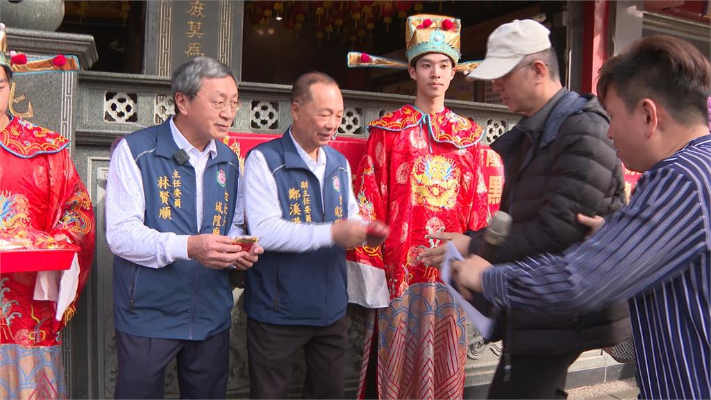 台北府城隍廟初四迎財神！　發限量福袋大排長龍