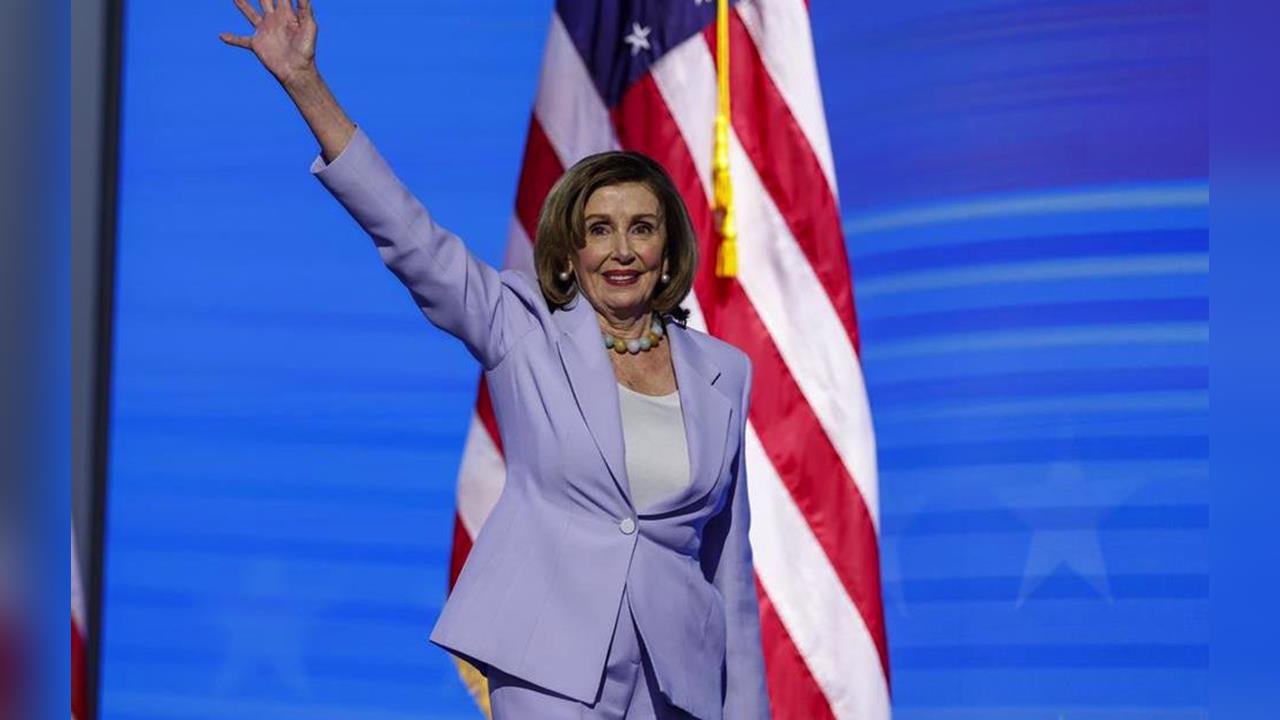 裴洛西不拚連任 感謝影片見專機夜間抵台、獲頒勳章