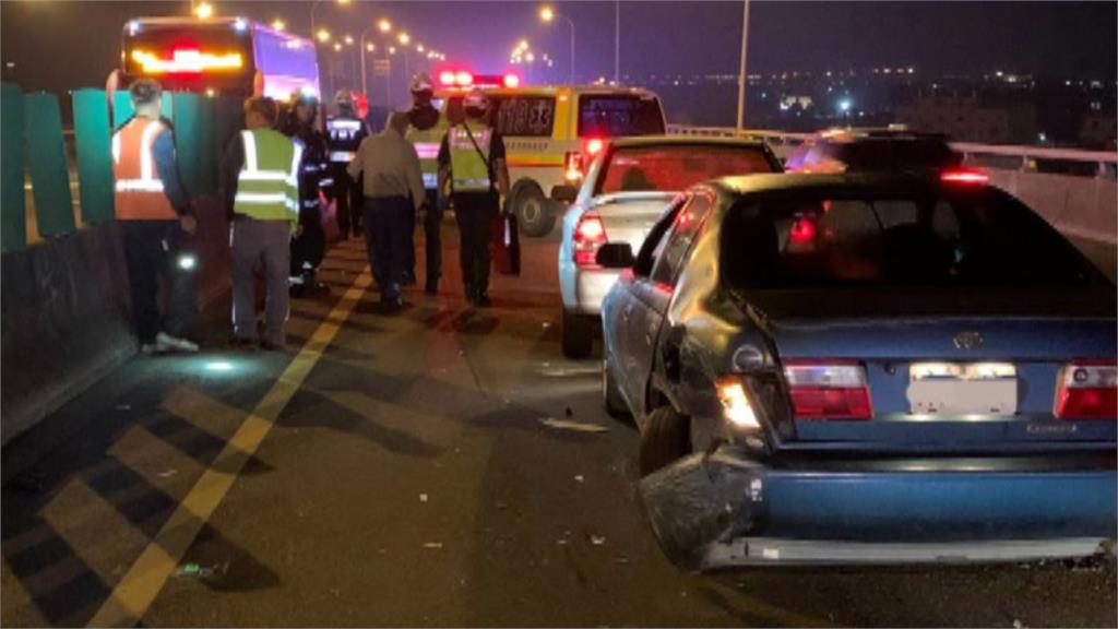台８８縣死亡車禍！女下車擺三角錐被撞飛　彈對向車道遭多車輾斃