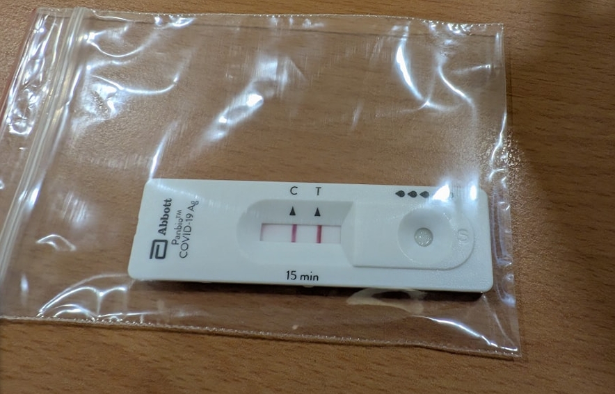 一家三口以為感冒就診⋯驚見「全部兩條線」！醫示警：新冠依然猖狂