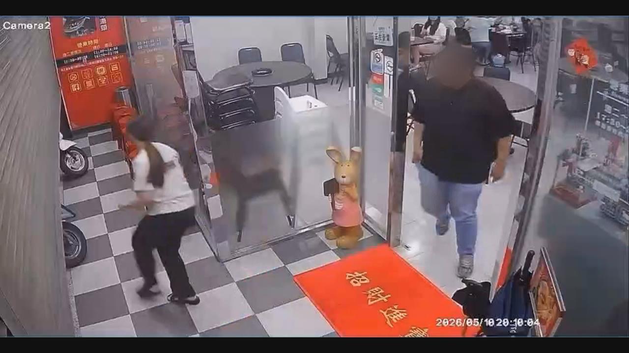 鐵捲門竟自己關下來險壓機車！　店員飛奔按停止鍵
