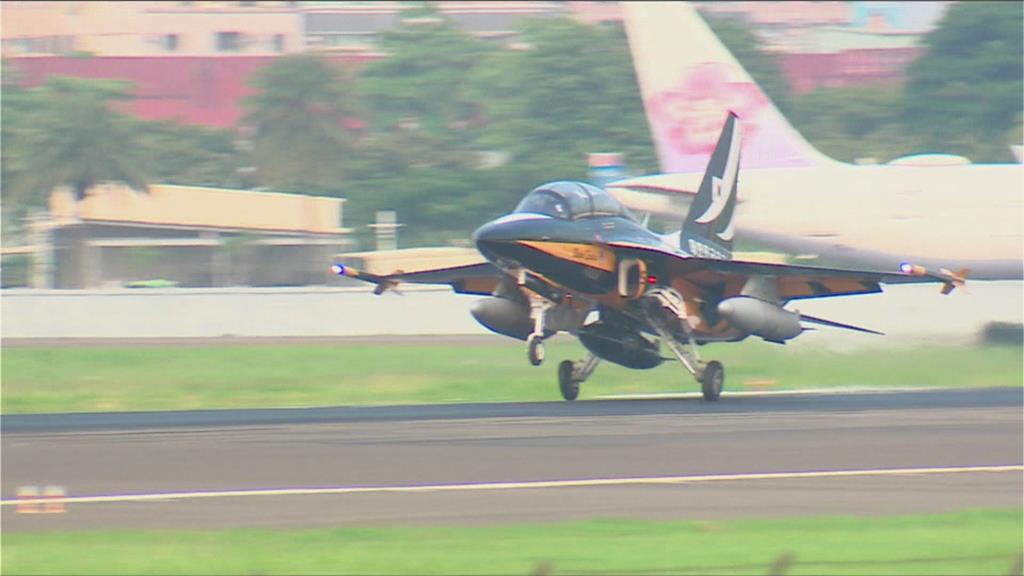 南韓空軍黑鷹特技隊來了　軍事迷卡位小港機場搶拍