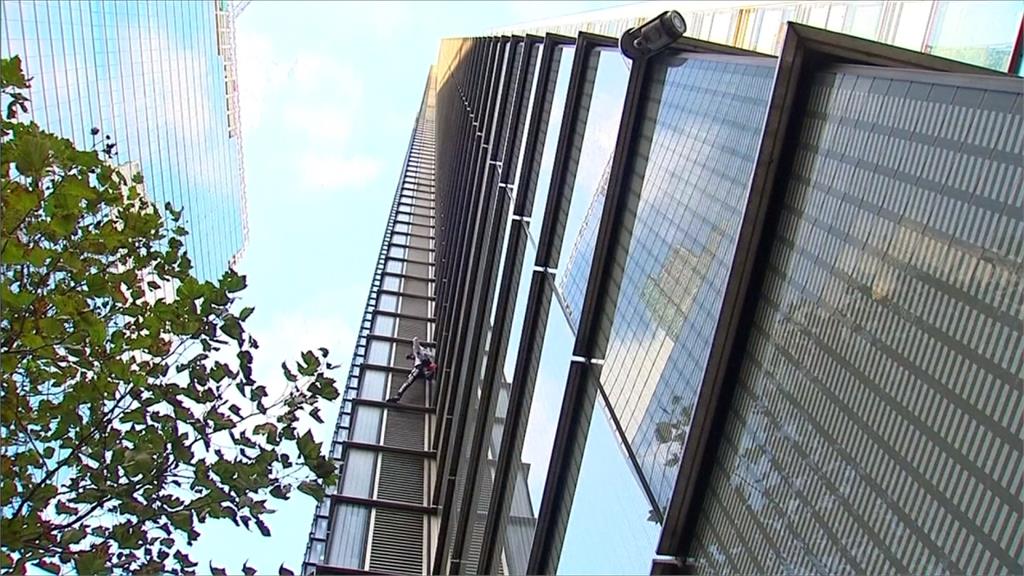 「法國蜘蛛人」羅伯特 挑戰230公尺倫敦高樓被捕