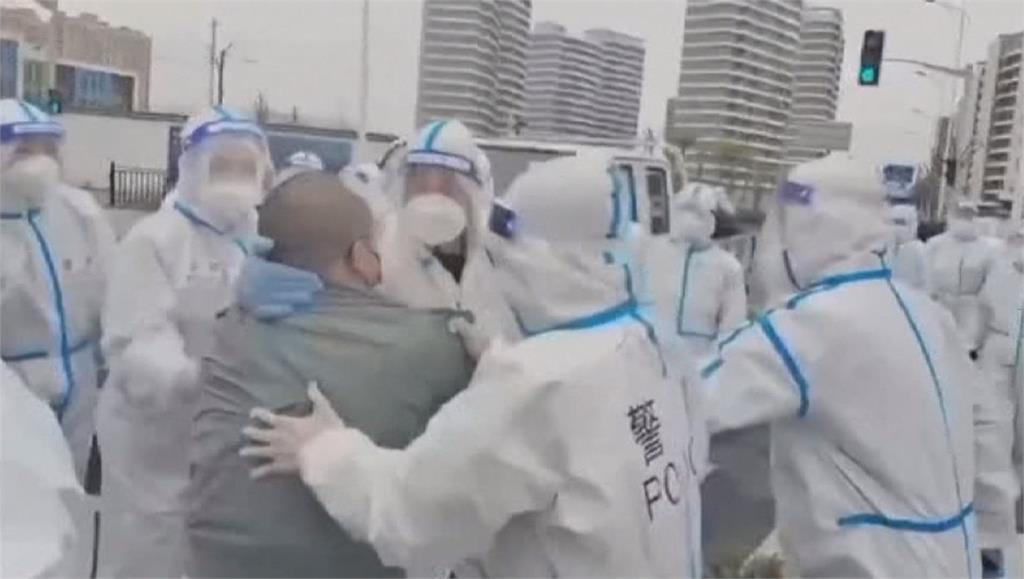 上海防疫亂象持續 強徵民宅做隔離警民爆衝突