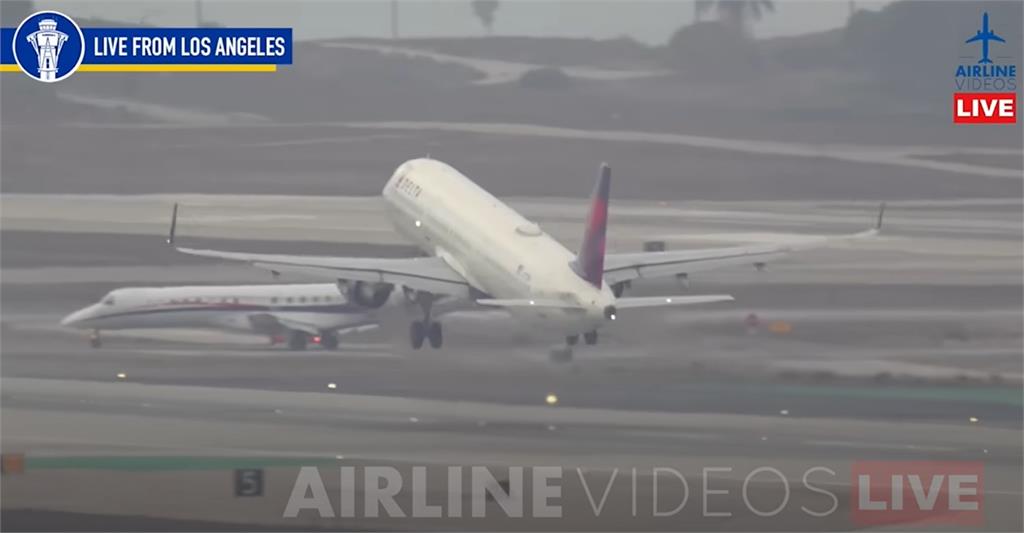 險些又有空難！洛杉磯2客機跑道差點相撞　塔台狂喊：停！停！停！