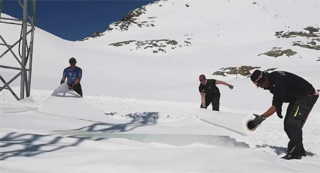 奧地利滑雪場因疫情關閉 鋪不織布防冰河融化