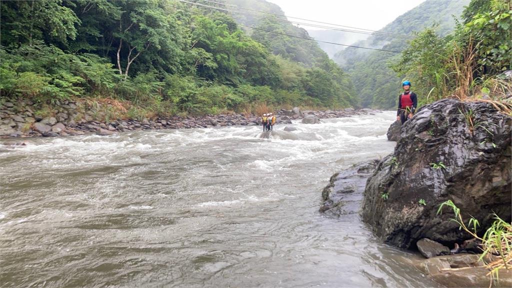 快新聞／午後雨彈來襲「溪水暴漲」！　烏來福山3小五生一度受困