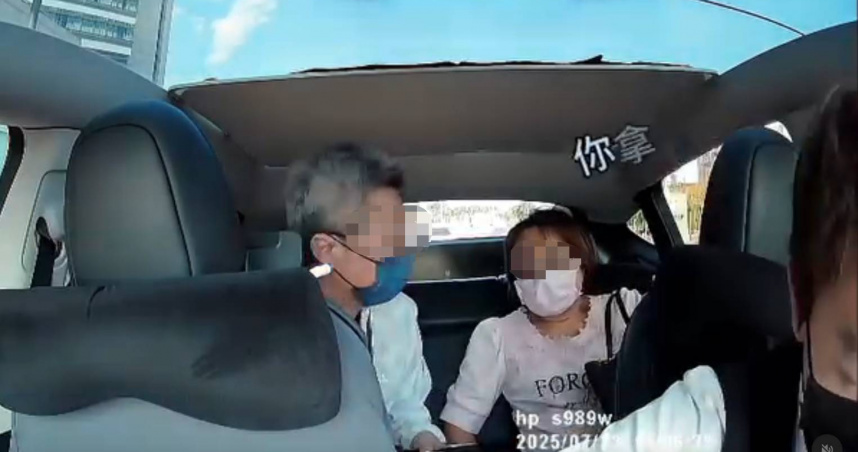 乘客掏百鈔騙給千元！運將曬行車紀錄器打臉　掀兩派網友熱議