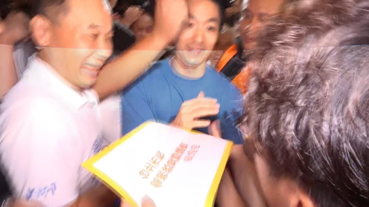 人氣高下立判！沈伯洋親遞辯論邀請　「洋流高分貝」包圍蔣萬安