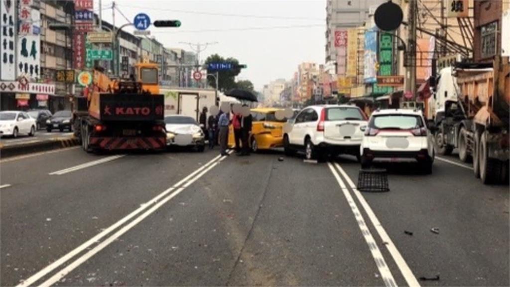 沒注意前方? 吊車追撞等紅燈10部汽車