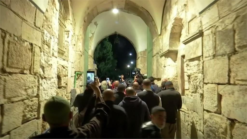 耶路撒冷阿克薩清真寺重啟 信眾戴口罩湧入祈禱