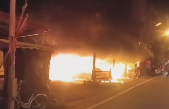 宜蘭市深夜鐵皮屋突竄火　波及停車場燒毀7汽機車