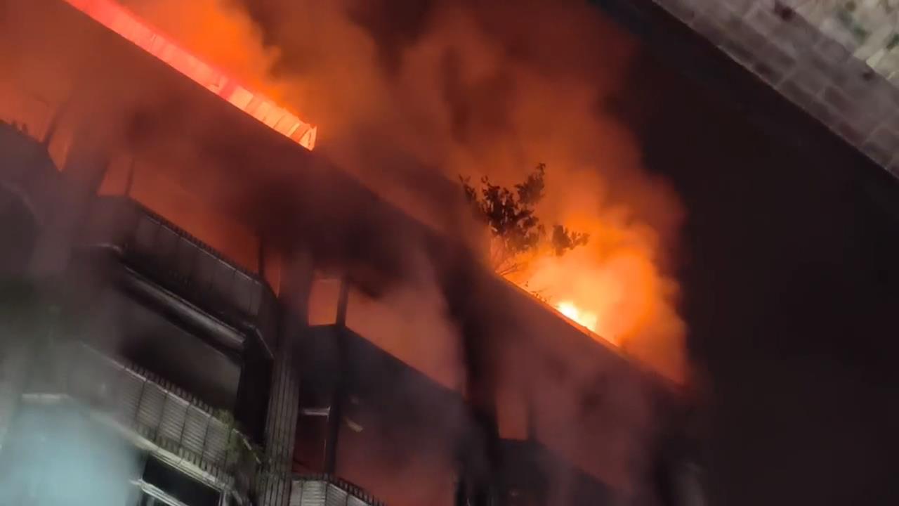 遊民燒垃圾！桃園閒置大樓起火　警消馳援幸無人傷亡