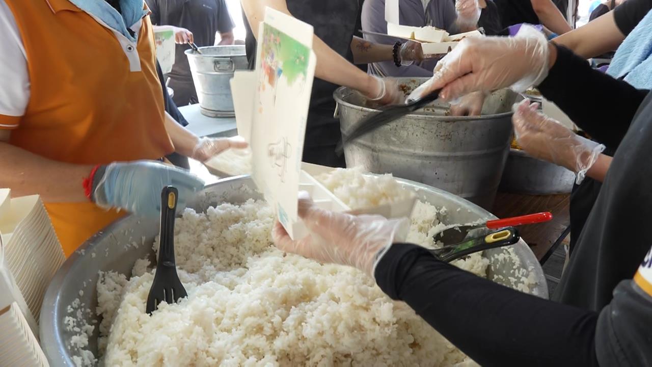 義煮團訂單接不完! 今估出6千份餐 憂物資車被卡