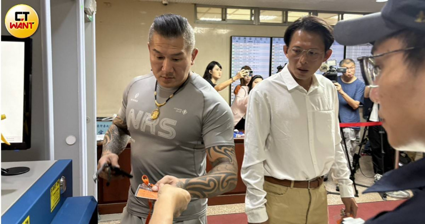 快訊／館長陳之漢現身台北地院！　不發一語過安檢準備旁聽京華城案