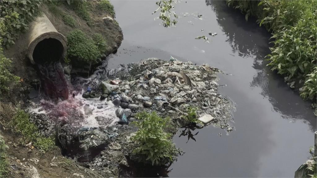 家庭污水、工業廢水污染　孟加拉命脈成「餿水河」