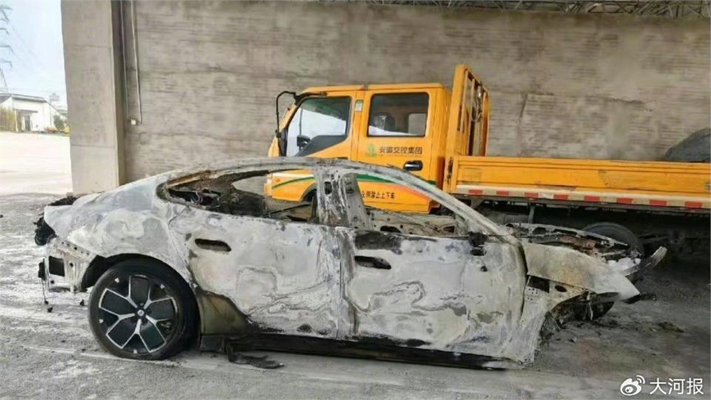 小米電動車SU7撞護欄起火奪3命　家屬悲控：車門鎖死無法逃生