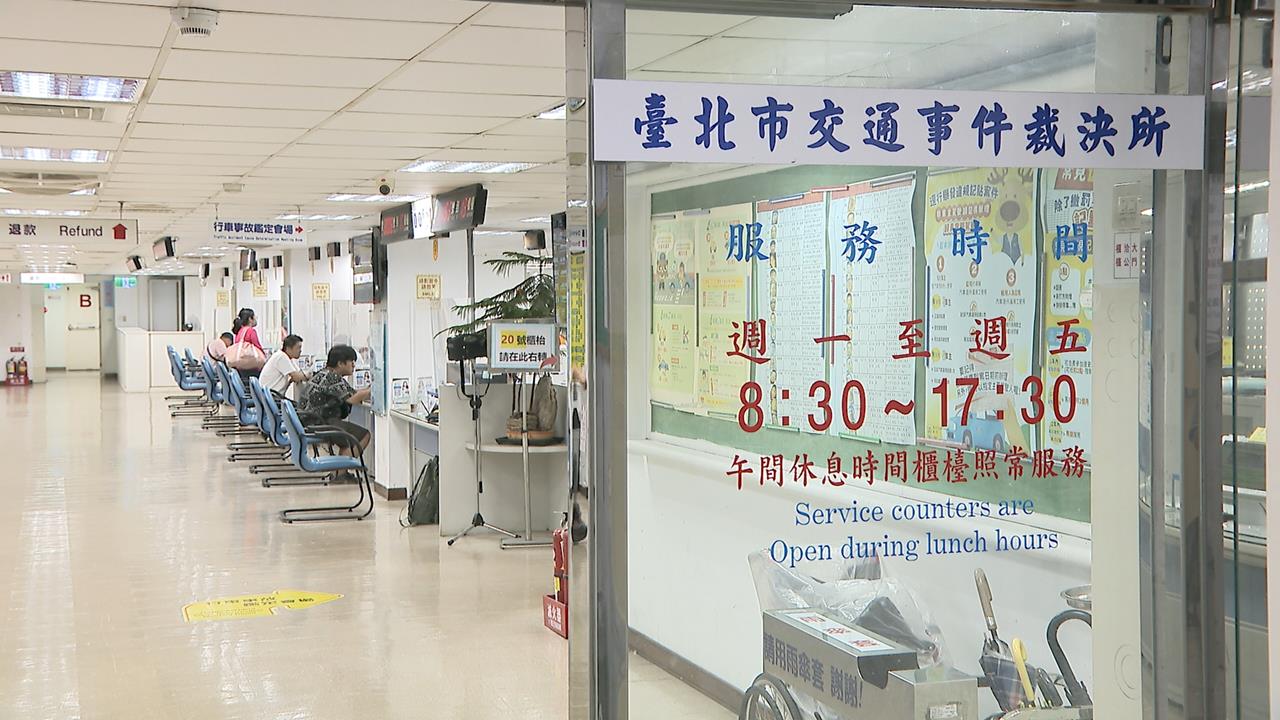標線當小畫家畫？　北市議員轟停車格線「反成違停陷阱」