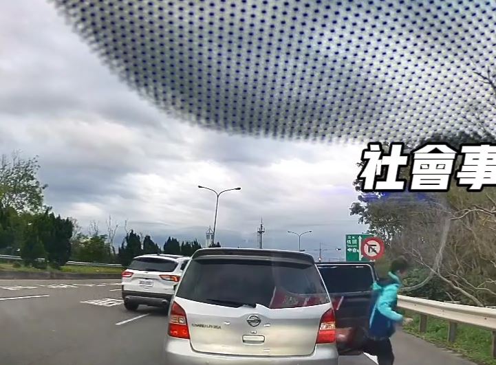 連假高乘載管制!這景象超離譜 國道匝道見警「整車8人」棄車逃