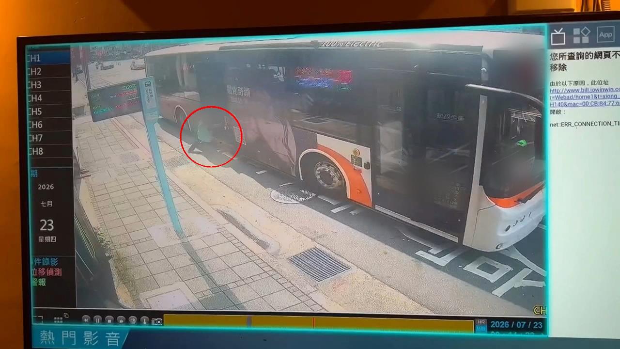 台北公車門關閉夾住傘　79歲婦拖行摔倒　遭後輪輾斷雙腿