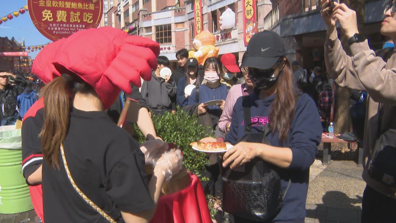 超奢華！披薩業者推海鮮口味新品　民眾排隊搶試吃