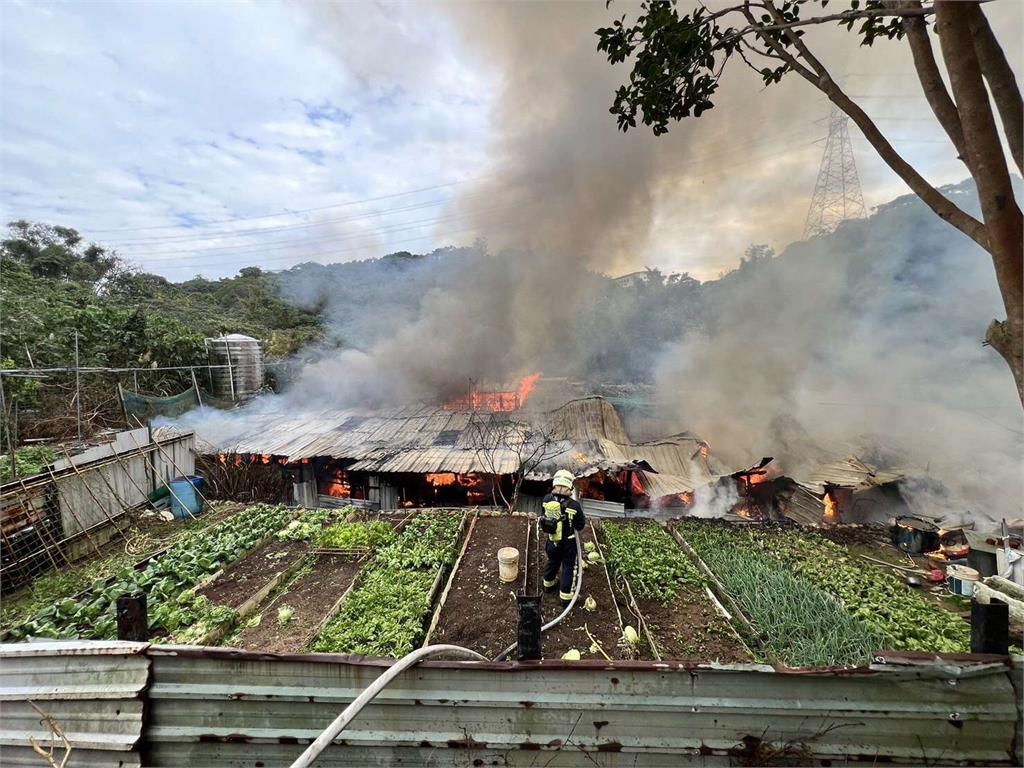 龜山工寮失火濃煙竄天　28名消防員急灌救