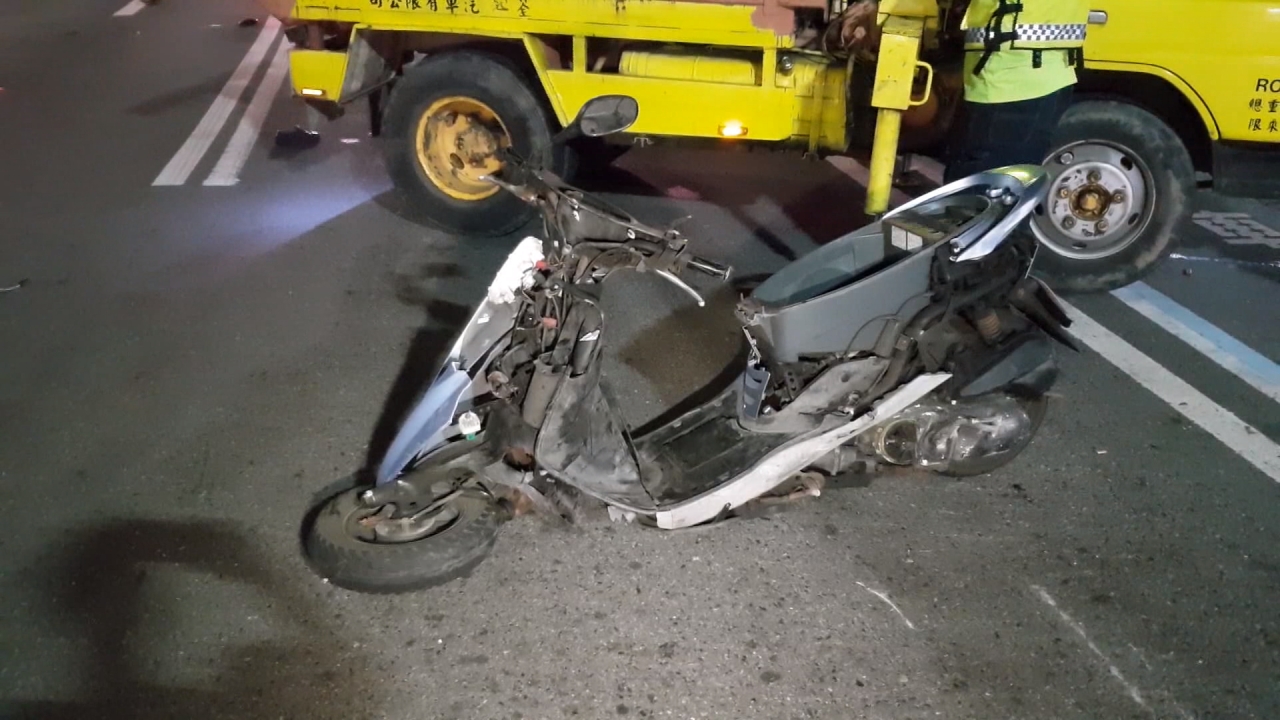 騎士深夜違規迴轉 遭轎車撞飛送醫不治