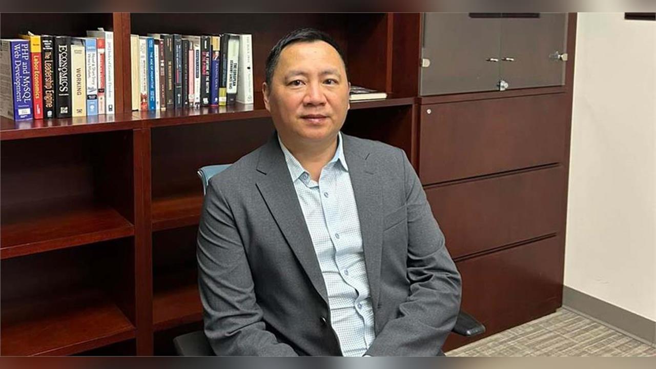 快新聞／反共人士提問「竟遭暴力掐脖」！王丹轟：鄭麗文活成當年自己討厭的樣子